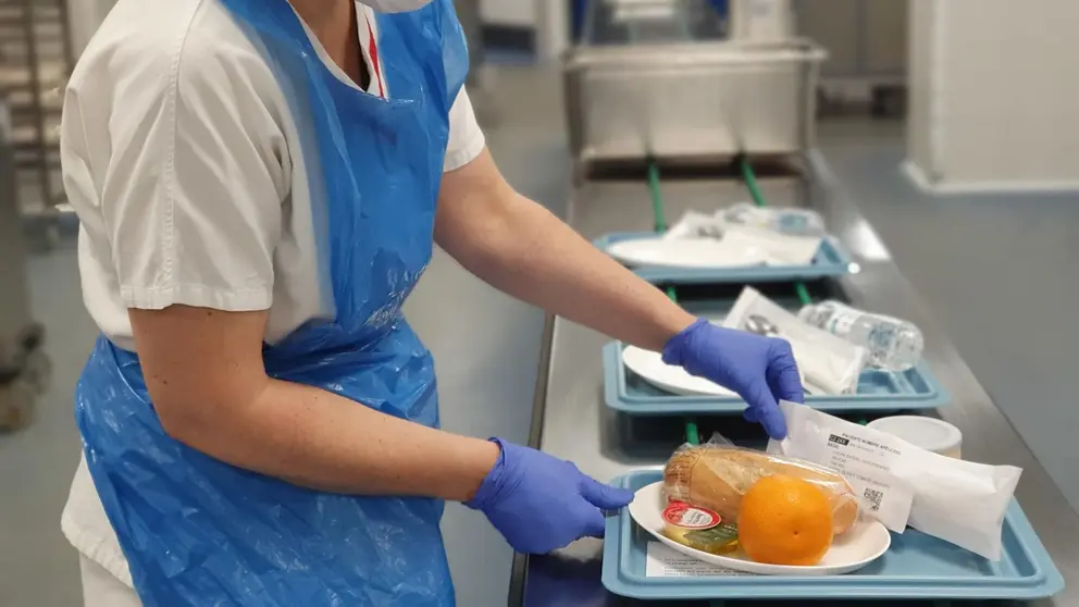 Una trabajadora de las cocinas del HUN prepara un desayuno. GOBIERNO DE NAVARRA