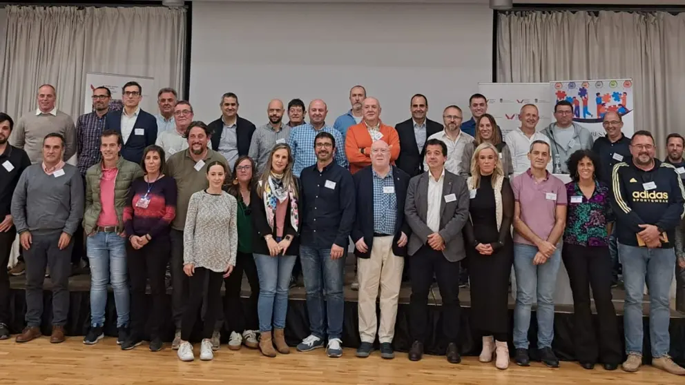Mikel Irujo Amezaga, y de la directora general de Transición Energética y Digital, I+D+i Empresarial y Emprendimiento, Garbiñe Basterra, el alcalde de Huarte, Alfredo Arruiz, el presidente de la Mancomunidad de la Comarca de Pamplona, David Campión, y  otros representantes municipales, empresas de los polígonos de Huarte y agentes sociales y económicos. GOBIERNO DE NAVARRA
