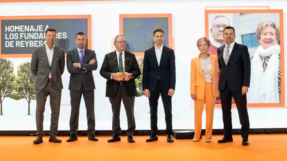 Un momento de la inauguración de la nueva planta de Autocar del grupo REYBESA.