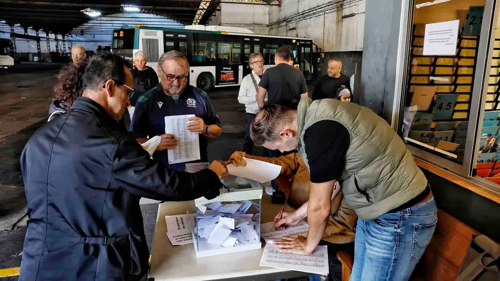 La plantilla del transporte urbano de la comarca de Pamplona vota, en los diferentes turnos, el principio de acuerdo alcanzado por el comité y la dirección y que puede poner fin a las movilizaciones. Las votaciones se desarrollan desde las 5:30 a las 23:30 horas, a partir de esta hora se realizará el recuento.  EFE/ Jesús Diges