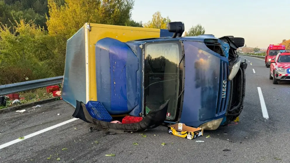 El camión de frutas, volcado en la A-12. POLICÍA FORAL