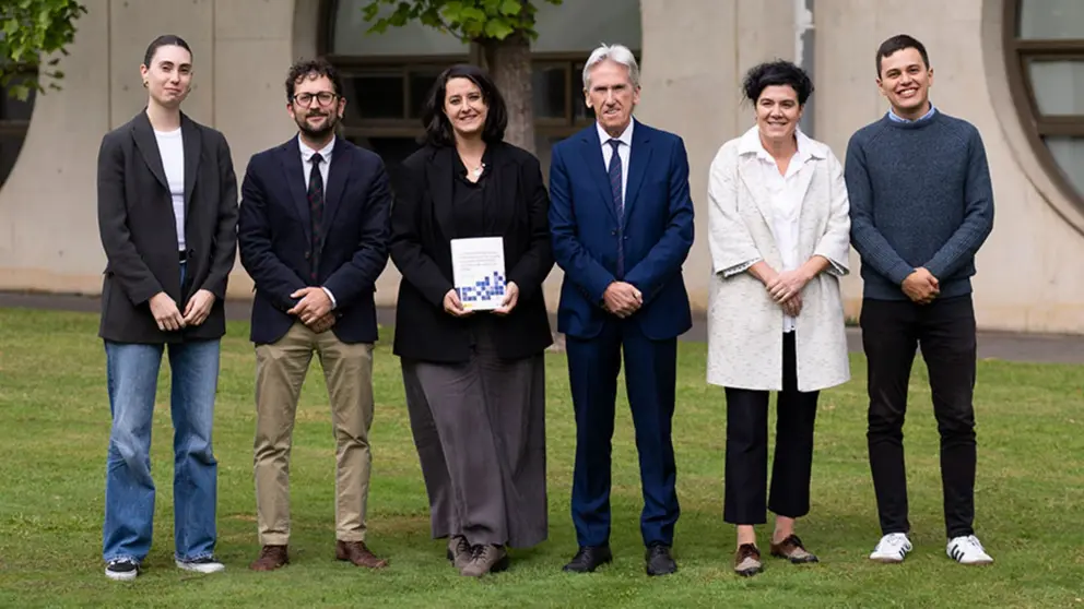 Profesorado de la UPNA que ha participado en el libro. De izda. a dcha., Uxue del Río, Julen Llorens, Mirentxu Marín, José Luis Goñi, Beatriz Sanz de Galdeano y Ángel Ares y García.
