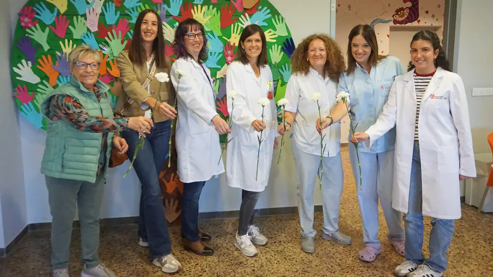 Entrega de flores a pacientes y profesionales de la Unidad de Hospitalización Psiquiátrica del Hospital Reina Sofía de Tudela y del Hospital de Día por parte de la asociación Anasaps, con motivo del Día Mundial de la Salud Mental. GOBIERNO DE NAVARRA