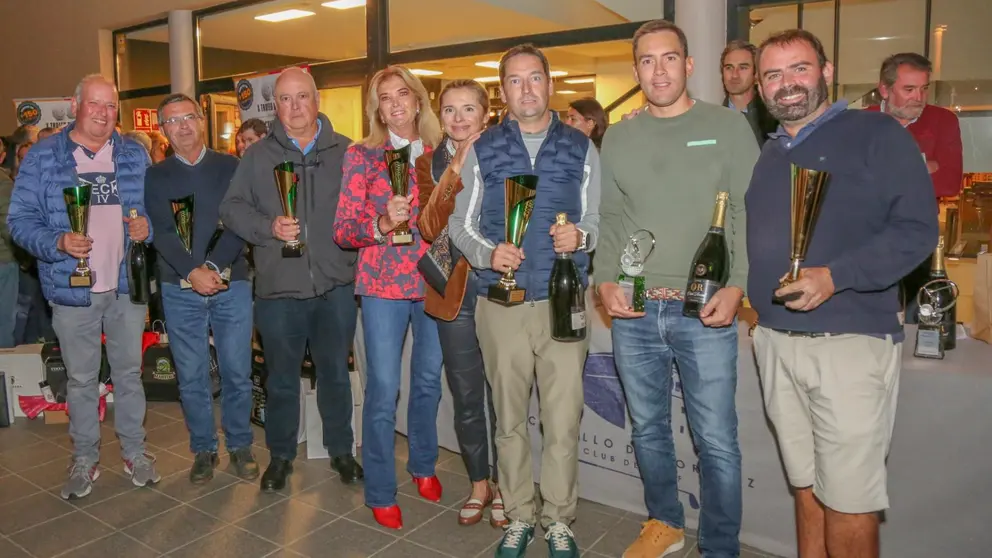 Un grupo de ganadores del X Trofeo de Golf a favor de Niños Contra el Cáncer. Foto cedida por Spend In.