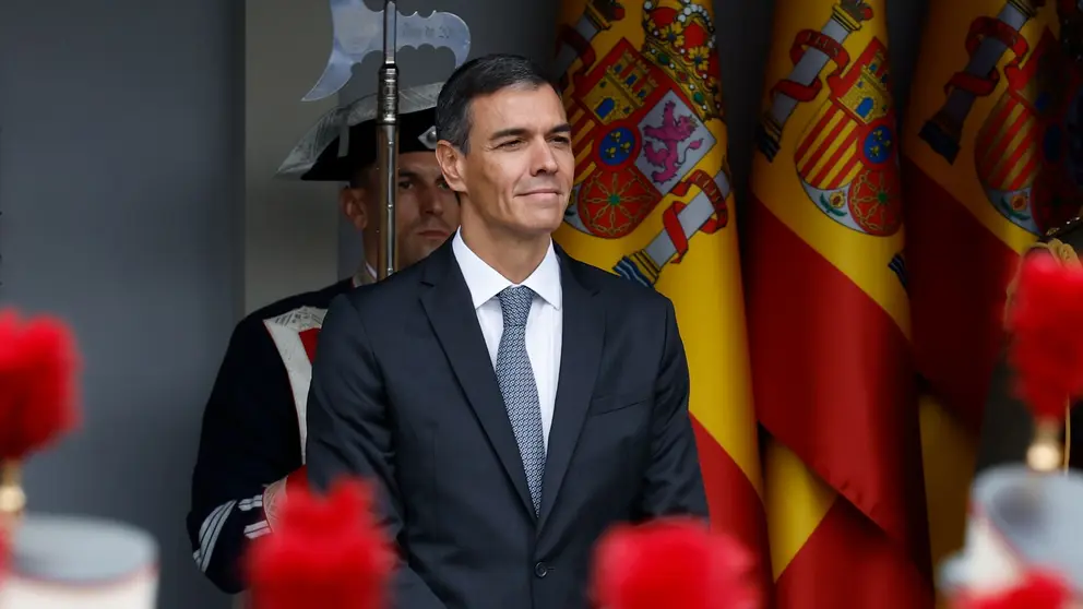El presidente del Gobierno, Pedro S&aacute;nchez, durante el desfile de las Fuerzas Armadas con motivo de la Fiesta Nacional este domingo en Madrid. EFE/Chema Moya