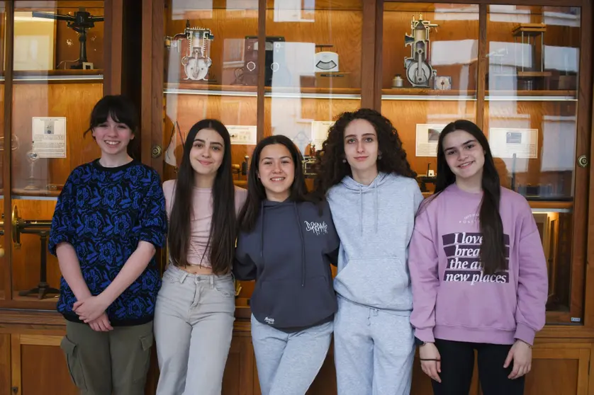 De izquierda a derecha, Martina Martín Andrades, Maider García Garay, Uxue Ayechu Iragorri, Cecilia Berasategui Herrera y Ada Pascual Arpón.