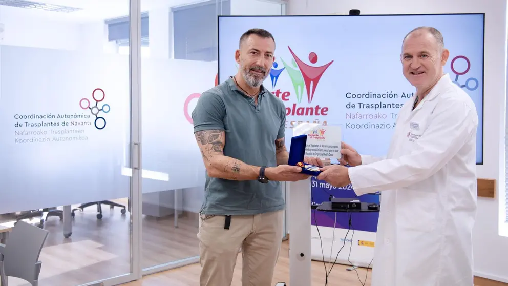 El deportista trasplantado, Iosu Martín entrega la medalla de oro obtenida en el Campeonato de España al doctor José Roldán Ramírez, Coordinador Autonómico de Trasplantes de Navarra. E. RETA / NAVARRABIOMED