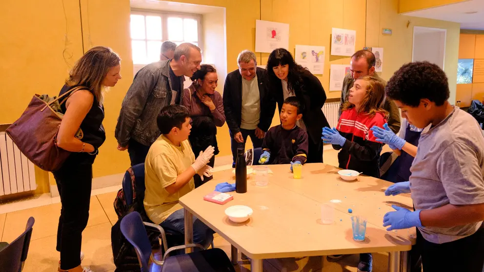 Miembros de la Corporación municipal han realizado este martes una visita al programa de ocio juvenil Bizilabe. AYUNTAMIENTO DE PAMPLONA