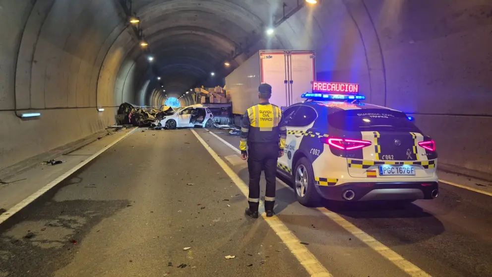Accidente múltiple en el túnel de Larrakaitz, en el término municipal de Sunbilla. GUARDIA CIVIL