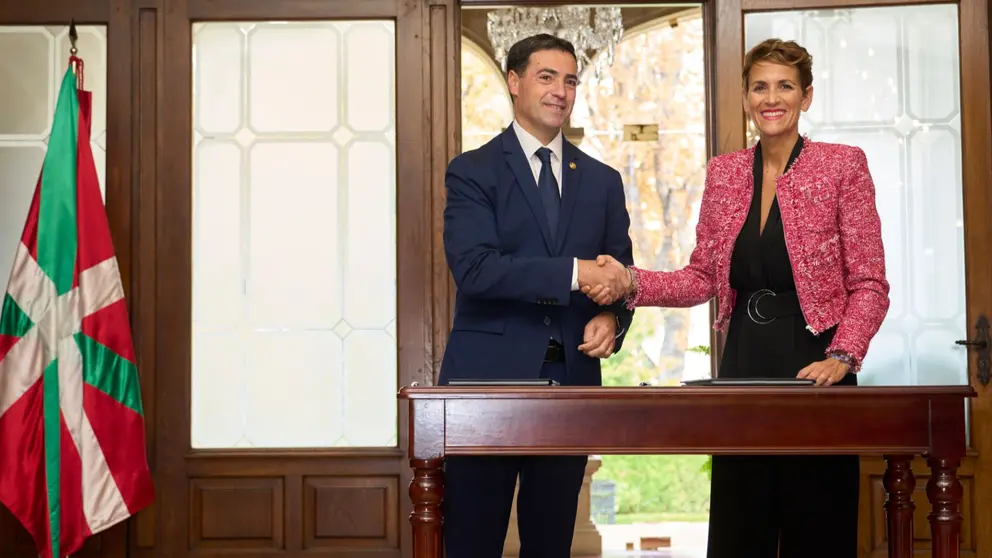 El lehendakari, Imanol Pradales (i), y la presidenta del Gobierno de Navarra, María Chivite (d), han firmado este viernes en Vitoria un convenio de colaboración entre ambas comunidades en diferentes materias como sanidad, cultura y euskera, entre otras. EFE/ Adrián Ruiz Hierro