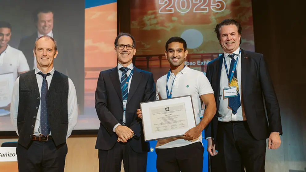 Asier Murillo, con su diploma de ganador, entre los organizadores del congreso. De izq. a dcha.: Robert Kenny (presidente del programa técnico del congreso e investigador del Joint Research Centre), Carlos del Cañizo Nadal (presidente general del congreso y catedrático de la Universidad Politécnica de Madrid) y Arno Smets (coordinador de los premios a estudiantes y profesor de la Universidad Tecnológica de Delft, Países Bajos). CEDIDA