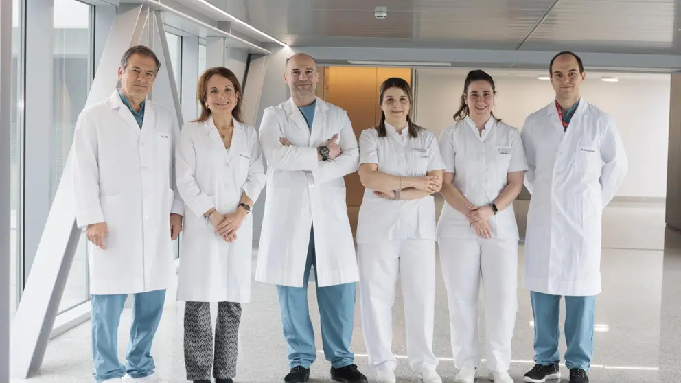 uEl equipo médico multidisciplinar que realizó el primer estudio molecular de nódulo tiroideo en la Clínica Universidad de Navarra. De izq. a dcha.: los Dres. Julián Sanz (Anatomía Patológica), Sonsoles Guadalix (Endocrinología y Nutrición) y Alberto Alonso (Radiología); las técnicas Carolina Antón y Laura Quintana; y el Dr. Ramón Robledano (Anatomía Patológica). CEDIDA