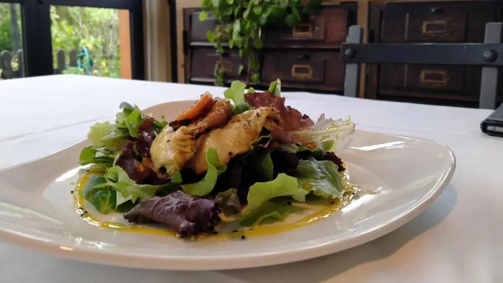 Ensalada templada de codorniz en escabeche. Donamariako.Diego López de Tejada - Turismo Baztán