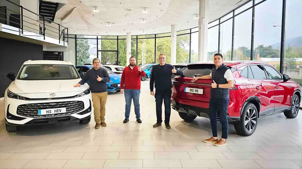 MG vuelve a Navarra de la mano del grupo Torregrosa. De izquierda a derecha  Andrés Juárez, Daniel Cabeza, Iñigo Huici y Luis Olaya de MG Coventry Auto.