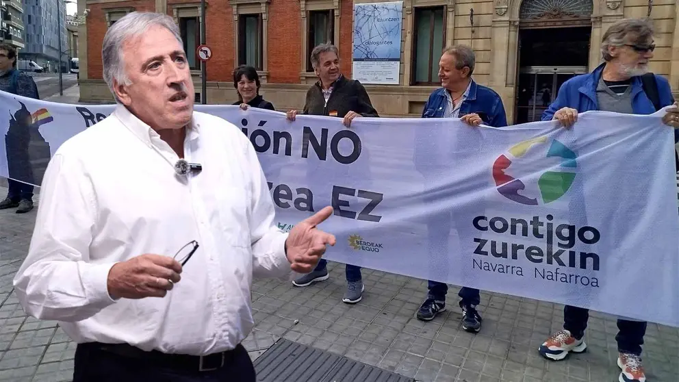 Fotomontaje con una imagen del alcalde de Joseba Asirón sobre otra de la concentración de Contigo-Zurekin rechazando el informe sobre la resignificación de los Caídos. NAVARRA.COM