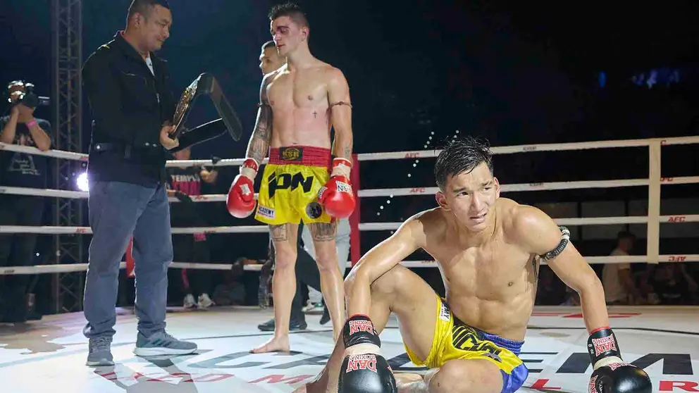 Combate WPMF World Championship entre el español Ion Fernández (c) y el thailandés Sriwichai Sor Boonmeerit (d) en la noche en la velada celebrada en el Navarra Arena de Pamplona. EFE/Iñaki Porto
