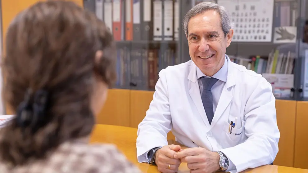 El Dr. Escalada, director del Departamento de Endocrinología y Nutrición de la Clínica Universidad de Navarra, atiende a una paciente en su consulta. CLÍNICA UNIVERSIDAD DE NAVARRA