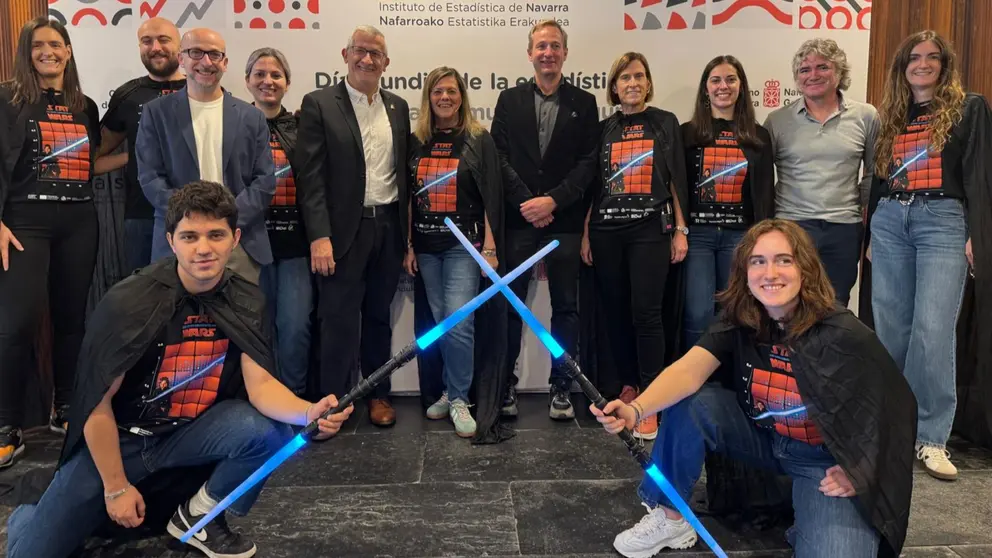 Profesorado y organizadores del acto Stat Wars celebrado con motivo del Día de la Estadística, que ha contado con la presencia del vicepresidente Félix Taberna y responsables del Departamento de Educación. GOBIERNO DE NAVARRA