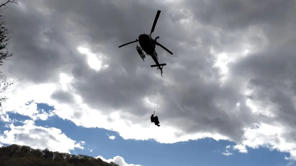 Imagen del helicóptero izando al trabajador herido en Iturmendo. BOMBEROS DE NAVARRA