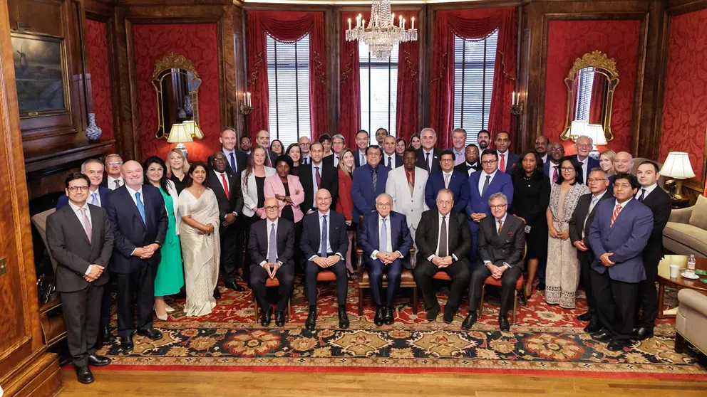 Foto de familia de la 34ª Asamblea General del WSBI, presidida por Isidro Fainé, celebrada en Washington. WSBI-ESBI. FUNDACIÓN "LA CAIXA".