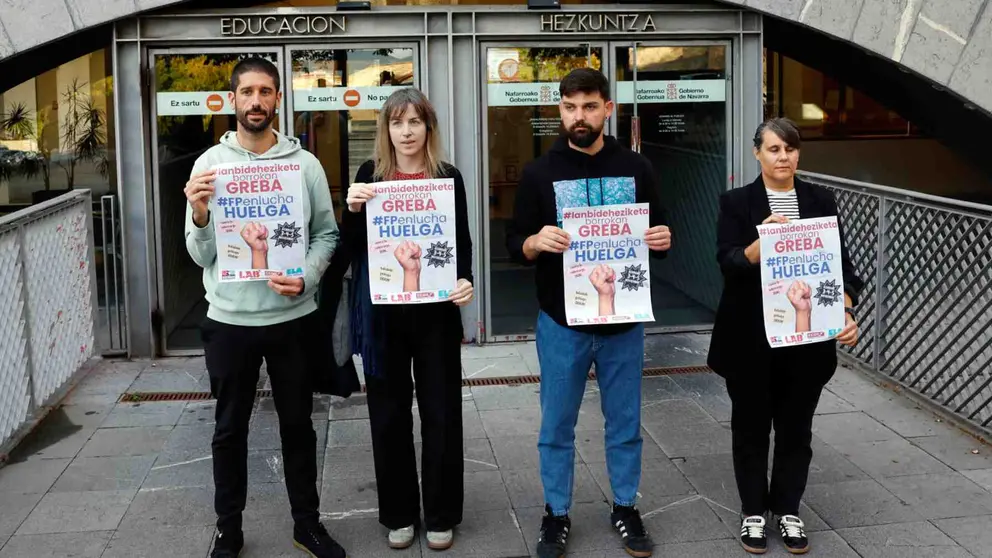 Delegados sindicales de los sindicatos STEILAS, LAB, CCOO y ELA antes de registrar en el Departamento de Educación las huelgas convocadas en Formación Profesional. EFE/ Jesús Diges