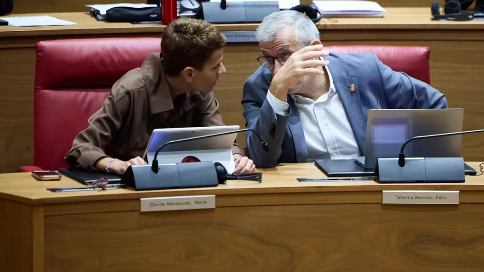 María Chivite y Félix Taberna en el Pleno del Parlamento de Navarra. NAVARRA.COM