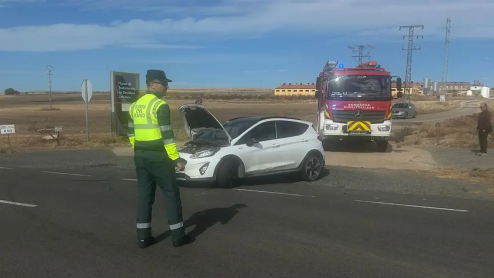 Guardia Civil atiende una colisión frontolateral entre dos vehículos en Lodosa. GUARDIA CIVIL