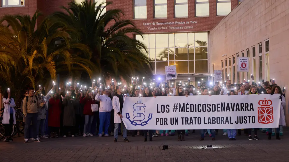 Concentración convocada por el Sindicato Médico de Navarra en el centro de Consultas Príncipe de Viana de Pamplona. NAVARRA.COM