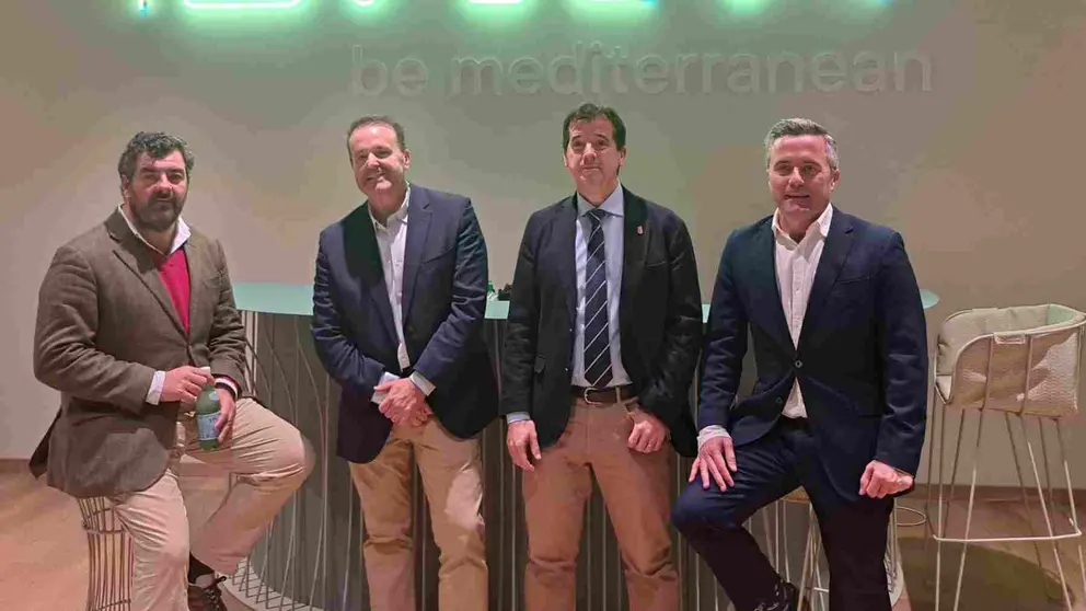 El consejero Irujo y el director general Arruti junto a los directivos de Isimar. GOBIERNO DE NAVARRA