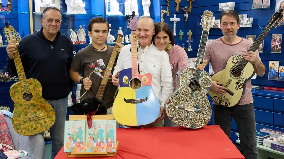 El escritor Hervé Alústiza presenta el libro ¡Reciclones en acción! en la librería San Pablo de Pamplona. IÑIGO ALZUGARAY