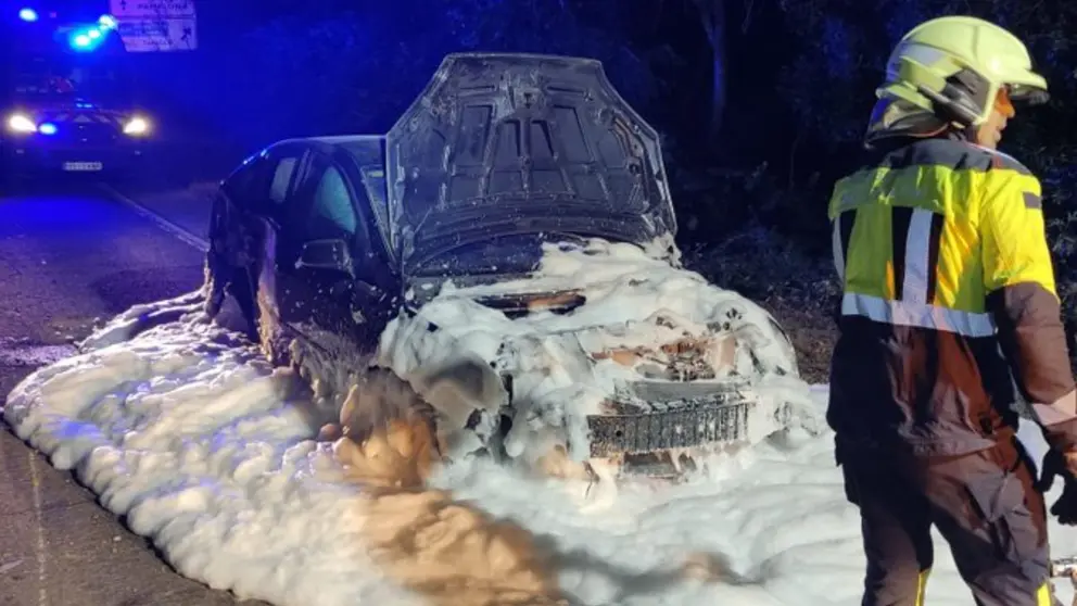 Imagen del estado en el que ha quedado el coche accidentado en Villatuerta. BOMBEROS DE NAVARRA