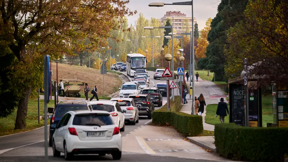 Cierre completo de la carretera de la Universidad de Navarra para hacerla de un sentido con una vía ciclable. PABLO LASAOSA