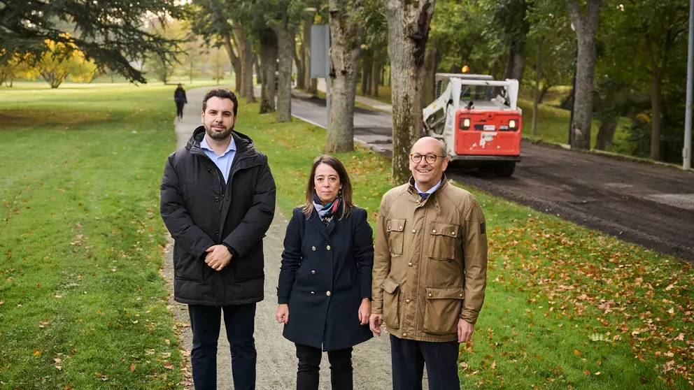 De izquierda a derecha: Jon Gondán, alcalde de Zizur Mayor; María Lecumberri (alcaldesa de Barañáin); y Rafael Ansó (alcalde de la Cendea de Cizur) en la carretera de la Universidad en Pamplona. PABLO LASAOSA