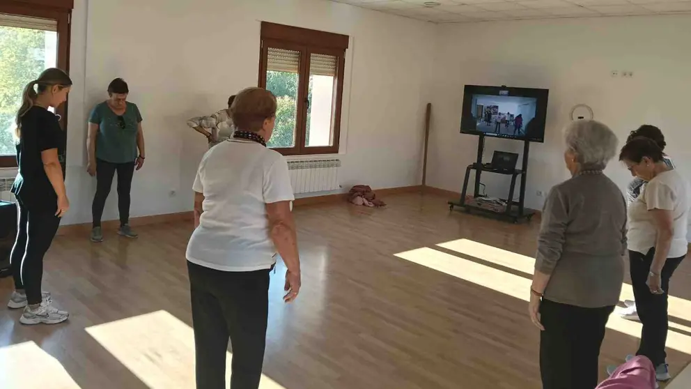 Personas mayores haciendo gimnasia en una de las sesiones del centro itinerante de acompañamiento. CEDIDA