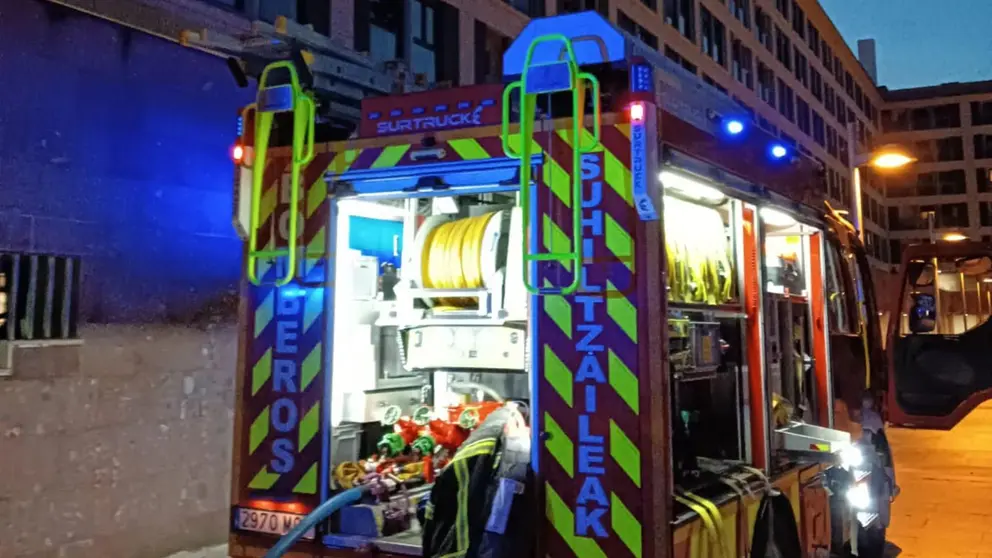 Un camión de bomberos en el lugar del incendio. BOMBEROS DE NAVARRA