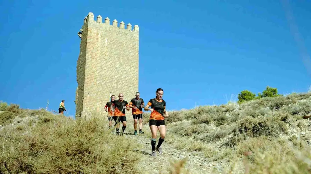 participantes de la Santacara Gladius Race bajando del castillo. CEDIDA