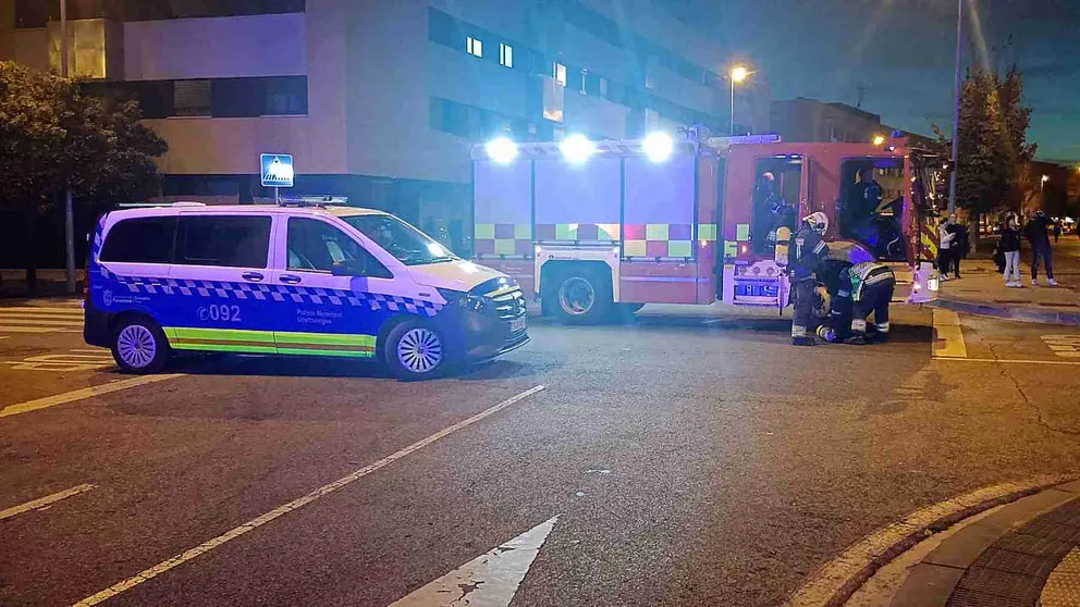 El coche patrulla de los agentes que acudieron a atender el siniestro y se convirtieron en salvadores de un hombre atrapado. POLICÍA MUNICIPAL DE PAMPLONA