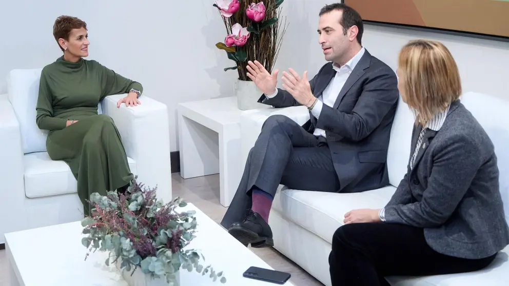 La presidenta de Navarra, María Chivite, se reúne con el ministro de Economía, Comercio y Empresa, Carlos Cuerpo, en el Palacio de Navarra.  IÑIGO ALZUGARAY / GOBIERNO DE NAVARRA