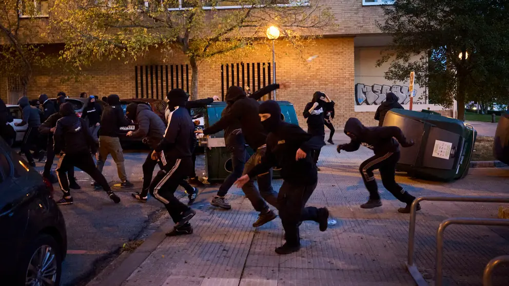 Disturbios en Pamplona frente al acto de Vito Quiles que finalmente ha sido cancelado. PABLO LASAOSA