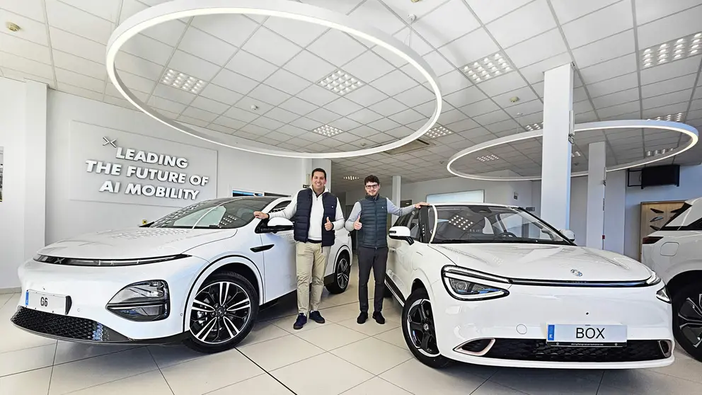 Equipo comercial de Navarra Motor, Walid Moreno jefe de ventas, y Javier Joao asesor comercial. CEDIDA
