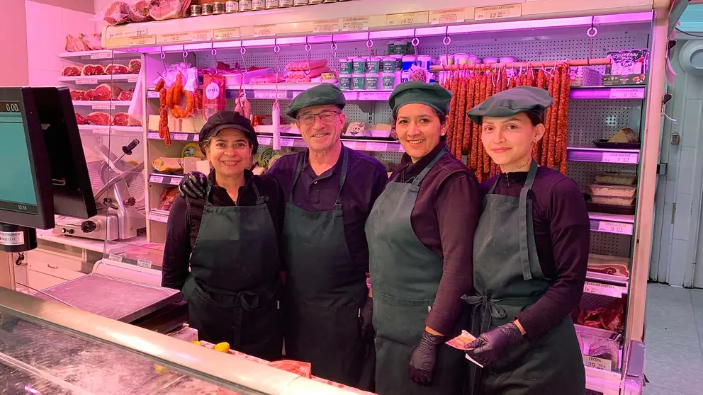 Alberto Unzu junto a Lili, Celeste y Lohendy en la carnicería Josetxo  de Burlada. Navarra.com