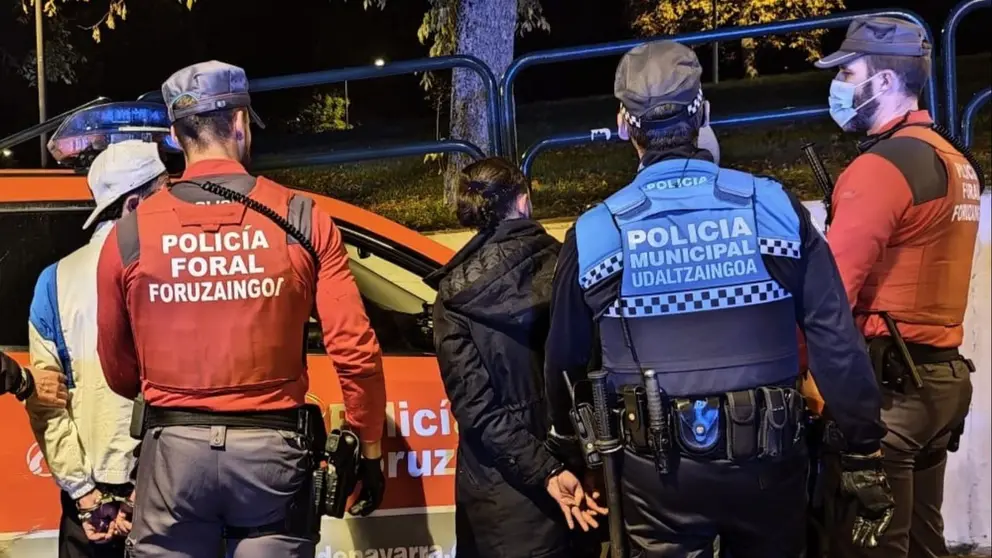 Dos detenidos durante una operación de la Policía Municipal y Policía Foral. CEDIDA