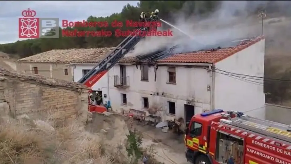 Los bomberos trabajan para extinguir un incendio en una vivienda de Caparroso.
- BOMBEROS DE NAVARRA