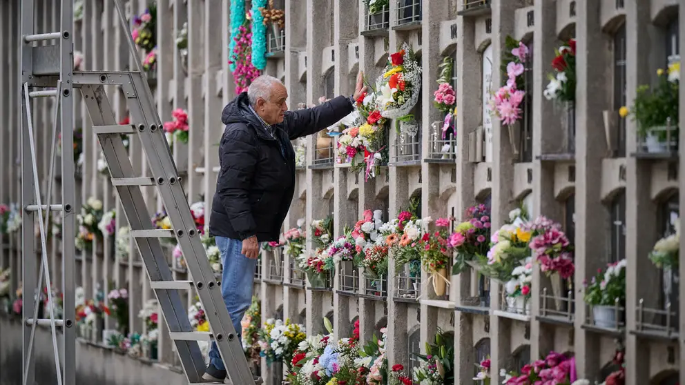 Cientos de personas celebran de Todos los Santos en el cementerio de Pamplona. PABLO LASAOSA
