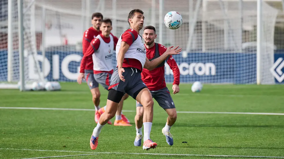 Entrenamiento de Osasuna a puerta abierta en Tajonar antes de su partido en Oviedo. PABLO LASAOSA