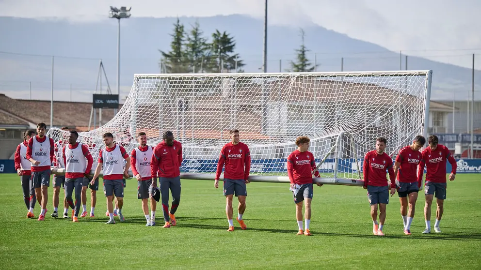 Entrenamiento de Osasuna a puerta abierta en Tajonar antes de su partido en Oviedo. PABLO LASAOSA