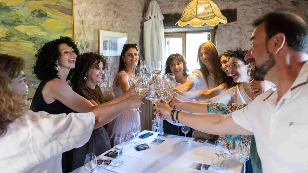 Una cuadrtilla brinda en un restaurante. CEDIDA