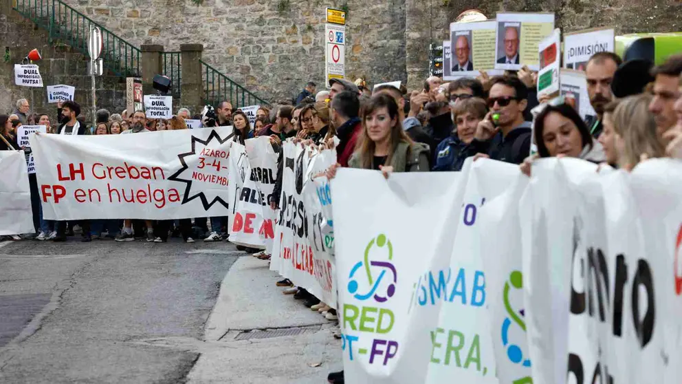 Decenas de docentes del sistema público de Formación Profesional (FP) han protagonizado una sonora protesta ante la sede del departamento de Educación en la primera de las tres jornadas de huelga convocadas por los sindicatos. EFE/ Jesús Diges