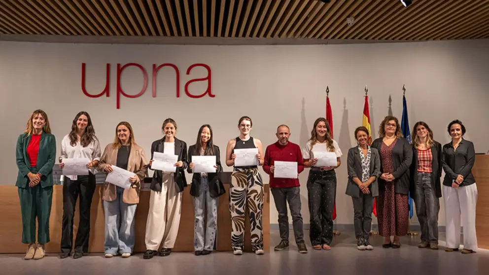 Finalistas y premiadas en el Grado en Psicología, junto con las autoridades académicas. CEDIDA
