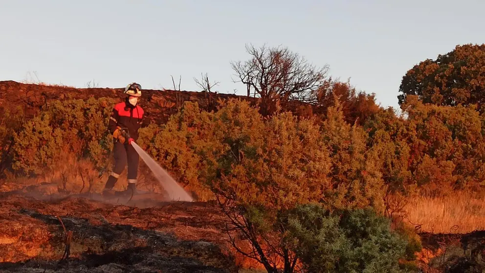 Un bombero realiza labores de remate. BOMBEROS DE NAVARRA